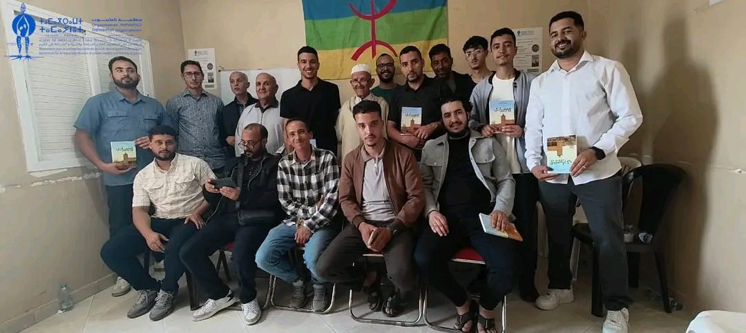 المشاركون يحملون نسخا من كتاب مساري